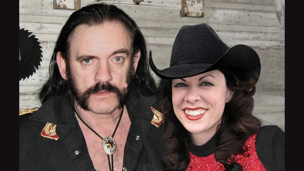 Lemmy Kilmister e Lynda Kay fazem dueto country