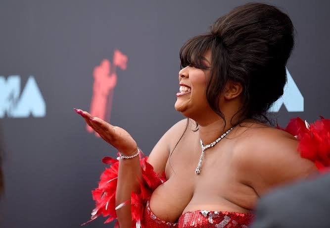 Lizzo quebra mais recordes da Billboard Hot 100