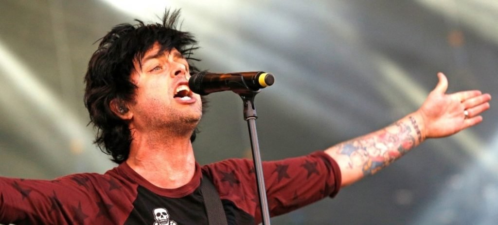 Billie Joe Armstrong canta em show