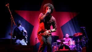 Rage Against the Machine se apresentando em show.