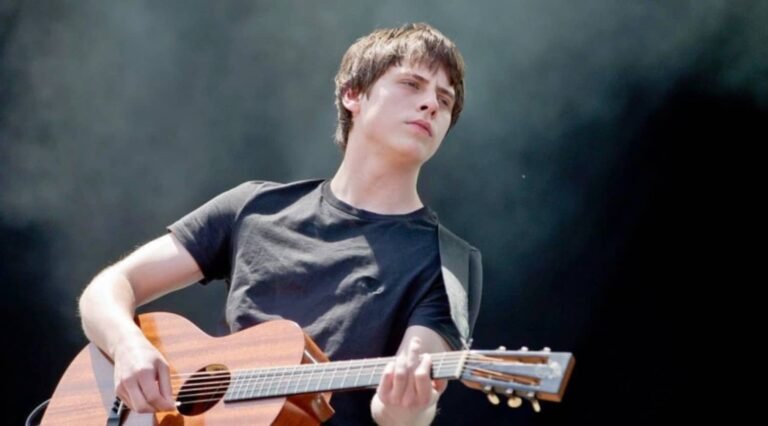 Jake Bugg revela estar escrevendo músicas para Ronaldinho Gaúcho