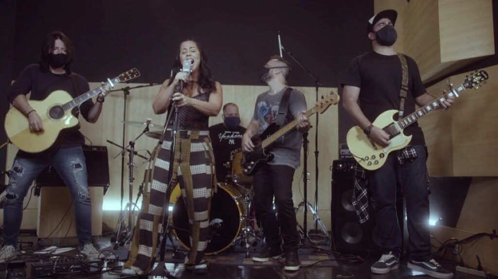 Evelyn Castro mostra potência em cover de Foo Fighters - Blog n' Roll