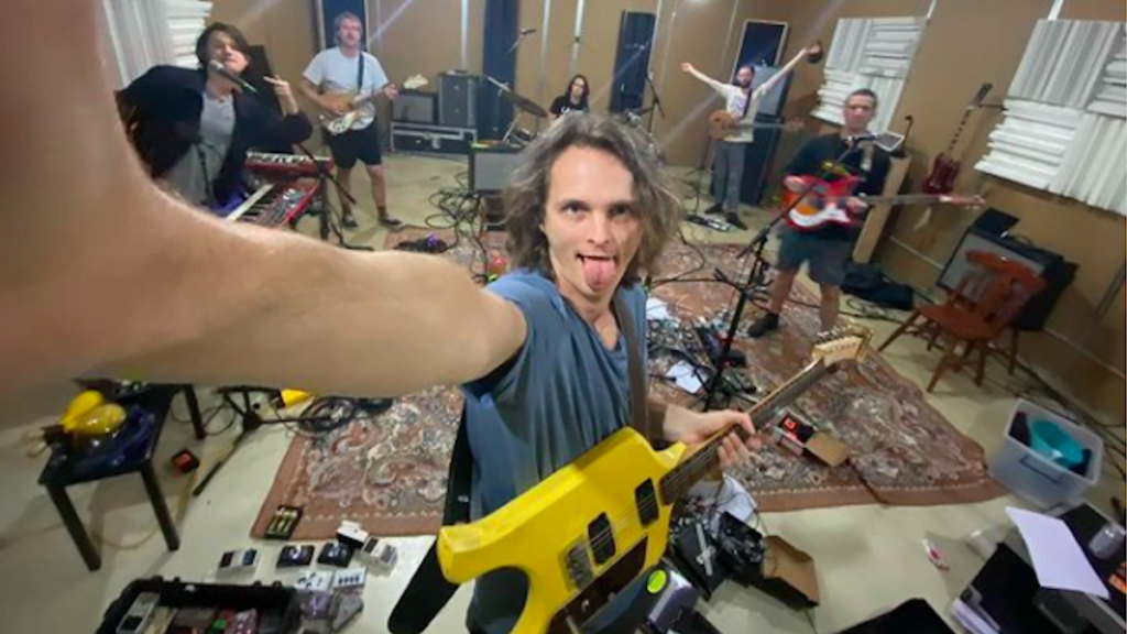 King Gizzard & The Lizard Wizard continua exploração microtonal em 7º disco - Blog n' Roll