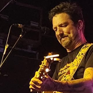 Frank Turner transforma espera de anos em celebração de fé no punk rock em São Paulo