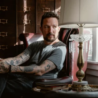 Entrevista | Frank Turner – “Vou visitar o Brasil só porque toco guitarra. Sinto que tenho o dever de aproveitar isso ao máximo”