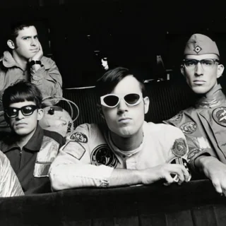 Capacetes em chamas e pistola de raios alfa: a abdução do Man Or Astro-man? em Santos, em 1999