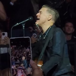 Bryan Adams transforma Vibra SP em imenso karaokê com maratona de hits, baladas e muito carisma