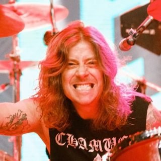 Étienne Dionne rouba a cena em show marcante do Mute no We Are One Tour