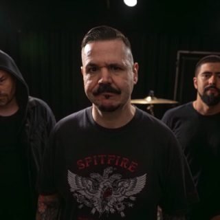 Wally, ex-CPM 22, lança EP de estreia de sua nova banda Trompas