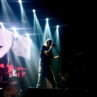 Rogério Skylab celebra os 20 anos de Skylab IV em show marcado por um mar de cigarros, em Santos