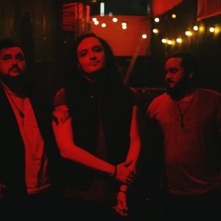 Banda OVM mergulha em saúde mental e tensão emocional no EP Senóides