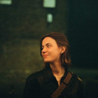 Bruna Foss transforma romance intercultural em “Estrangeira”, EP de estreia trilíngue