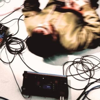 Chet Faker retorna às origens em A Love for Strangers e entrega seu disco mais íntimo em anos