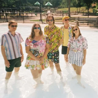 Entrevista | Hot Freaks – “Pós-TikTok, queremos ser levados a sério como uma banda que faz álbuns”
