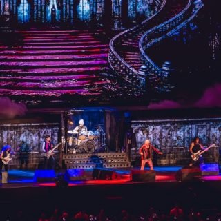 Iron Maiden celebra 50 anos e une fãs de metal em São Paulo durante apuração presidencial
