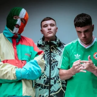 Entrevista | Kneecap – “Vimos em primeira mão como o lobby sionista pode tentar retirar uma banda de festivais e grandes apresentações”