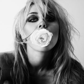 Miley Cyrus anuncia novo álbum “Bass Persuades” e retorno aos palcos