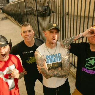 Review faixa a faixa: New Found Glory retorna com força em “Listen Up!” e reafirma legado no pop-punk