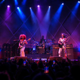Nova Twins impressiona com peso e técnica em estreia como headliner no Brasil