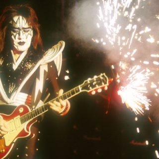 Ace Frehley, lendário guitarrista do Kiss, morre aos 74 anos