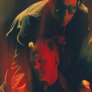 Queens of the Stone Age troca a agressividade pela escuridão e encontra novos caminhos em Perfecth