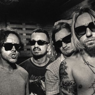 Water Rats aposta na estética retrô e energia crua em novo single “Robert Flag”